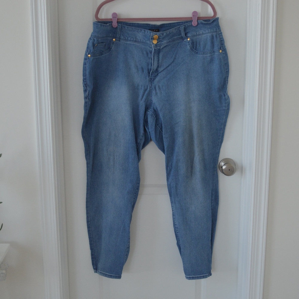 Light Wash Jeggings with 2 Gold Buttons